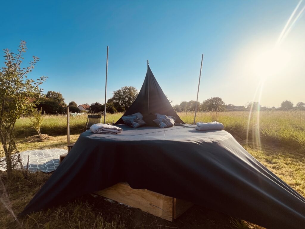 Trampoline transformé en lit 
Observer les étoiles filantes